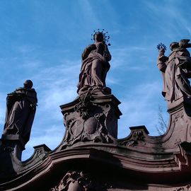 rei Figuren, den heiligen Dominikus (links), den heiligen Thomas von Aquin (rechts) und die als Maria Viktoria von den B&uuml;rgern der Wei&szlig;er Gasse verehrte heilige Maria