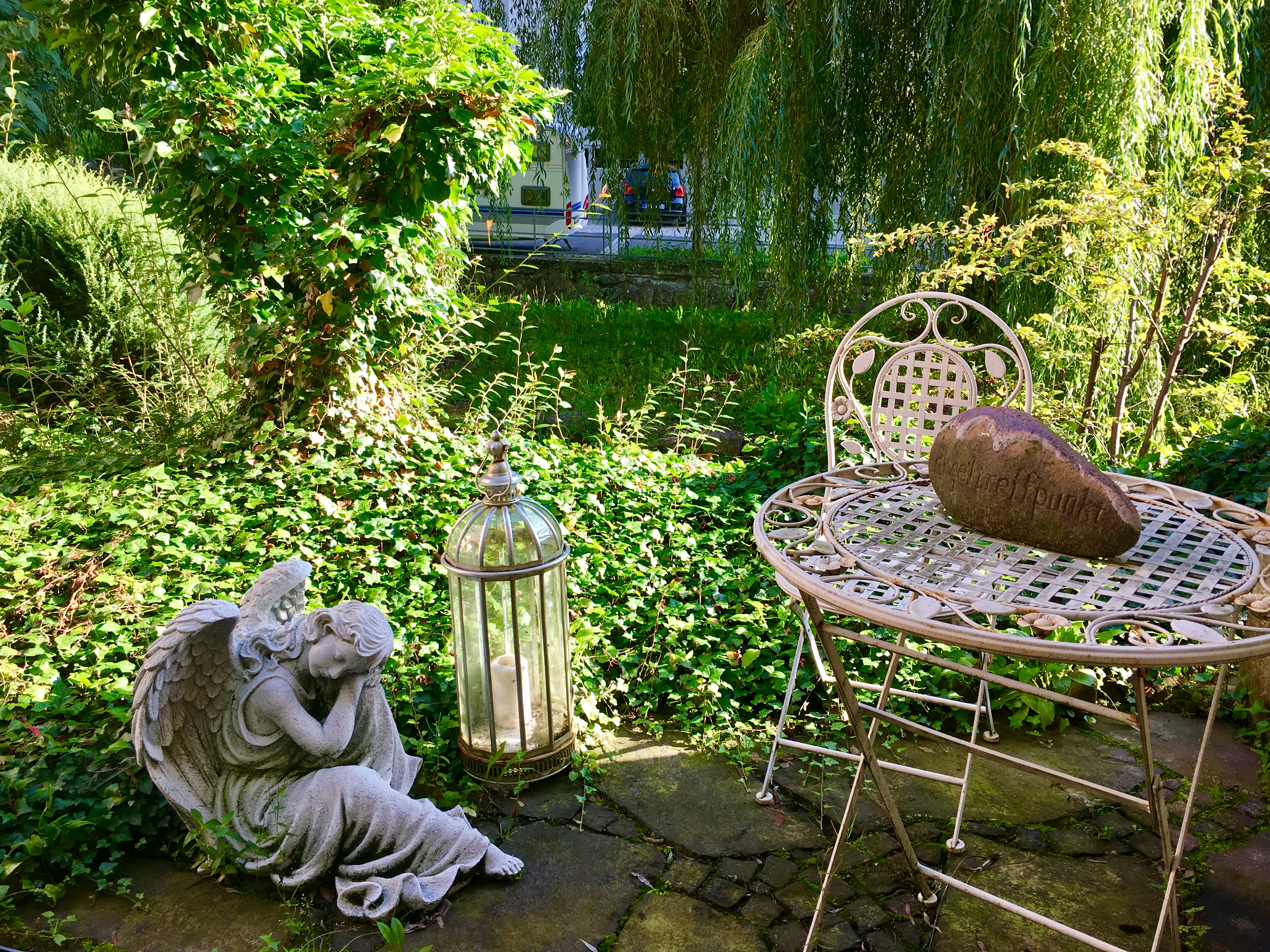 Kleine Terrasse direkt am Bach