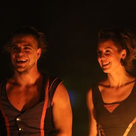 Das Feuershow-Duo: Gregor Lawrenz und Greta Hoss.