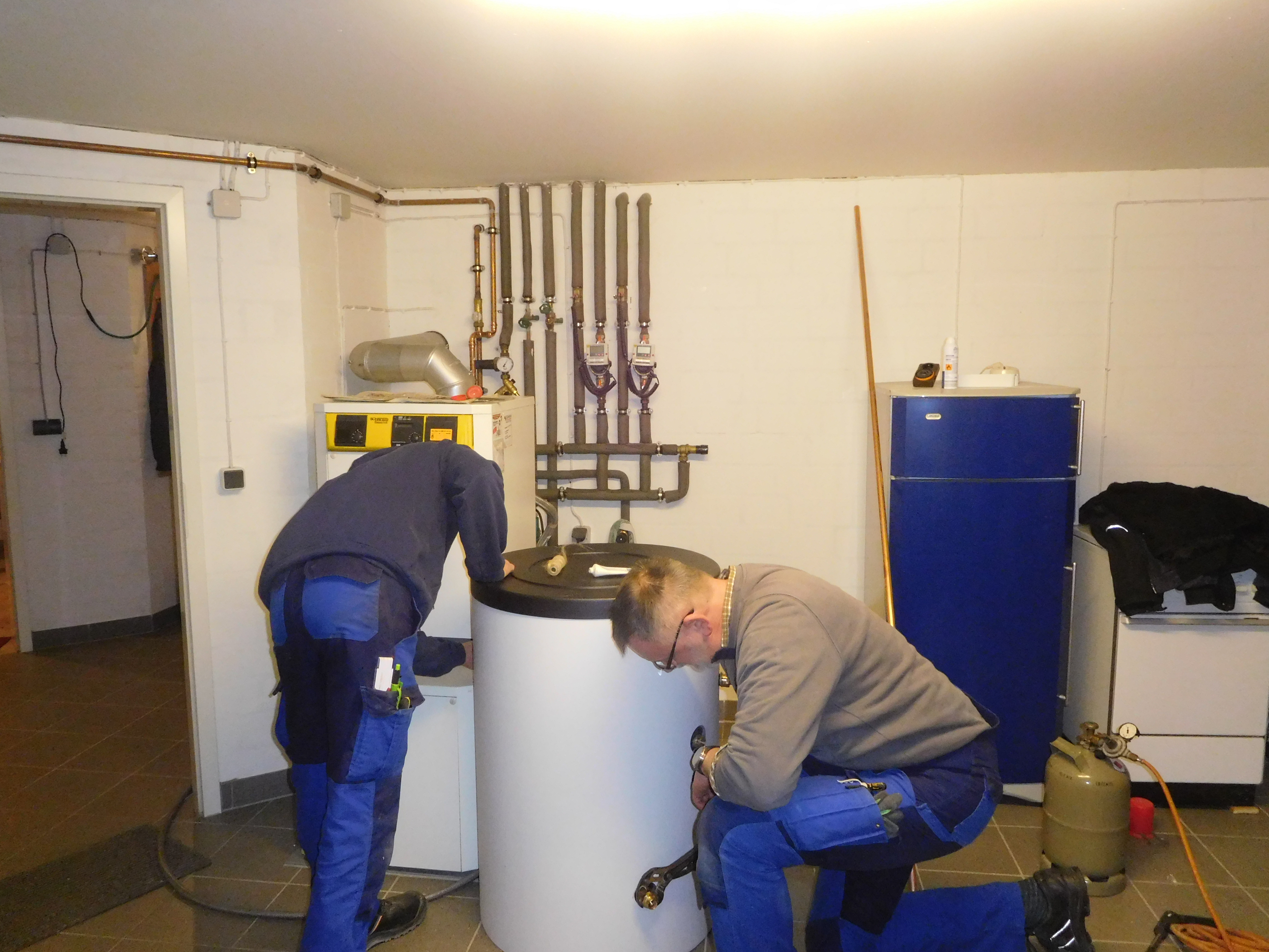 Reparatur an einen Warmwasser-Standspeicher