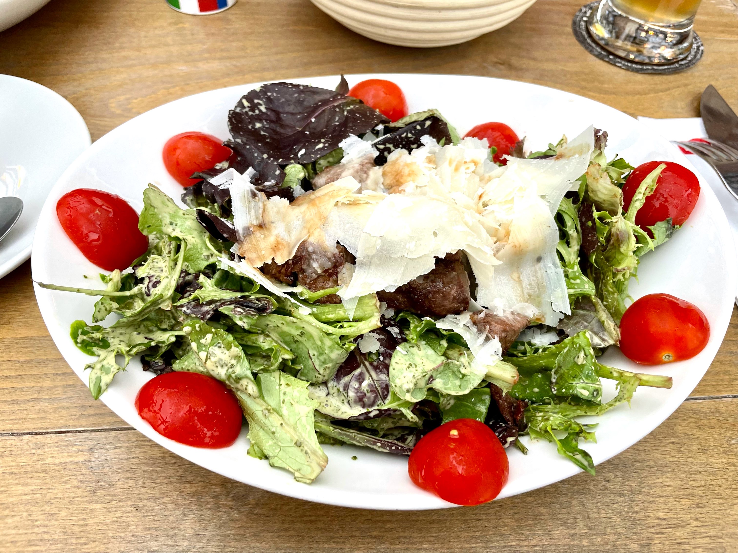 Salat mit Rinderfilet Streifen