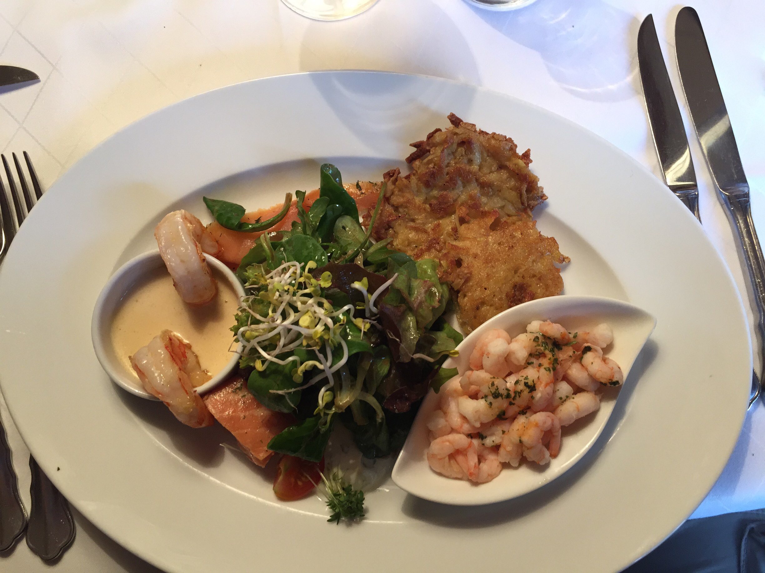 gebeizter Lachs mit Garnellen und Krabben auf Kartoffelpuffer