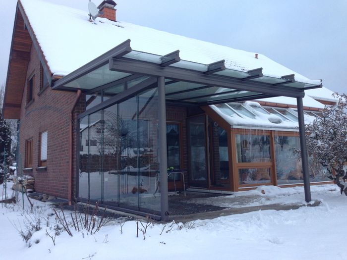 Terrassenüberdachung mit Ganzglasschiebewänden 