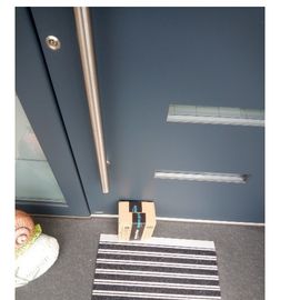 Foto vom Fahrer als Beweis. Paket vor dem Haus an der Eingangstür abgelegt. Lieferanweisungen nicht befolgt. Falsche Lieferbestätigung von Fahrer.