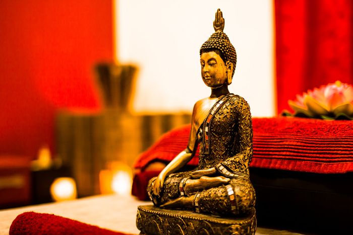 Buddha auf Massageliege im Yin Yang Day Spa