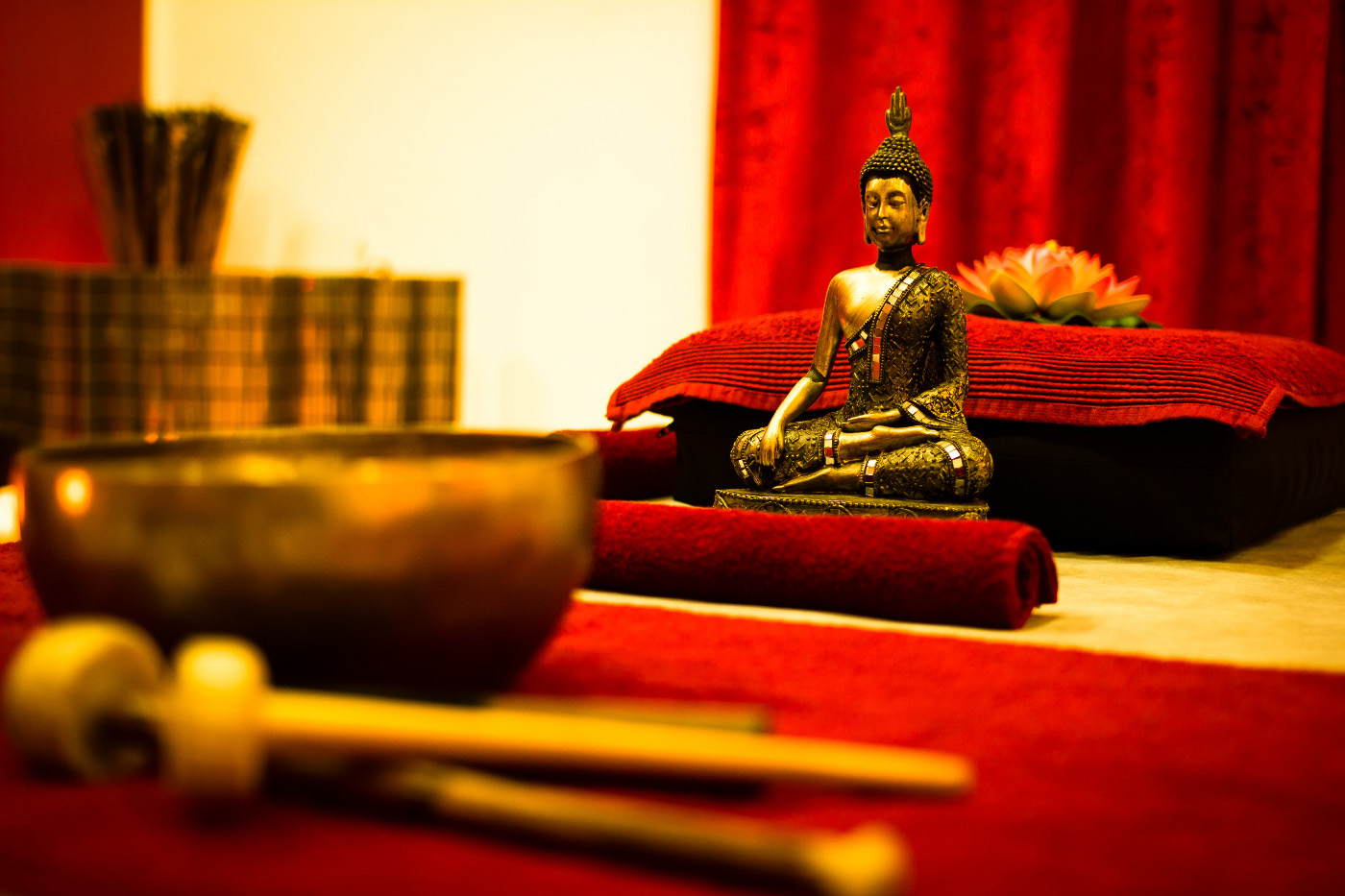 Massageliege mit Buddha und Klangschale