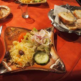 Salat und Brotscheiben mit Dip
auf schönem Geschirr