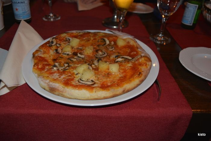 Pizza mit Pilzen und Ananas