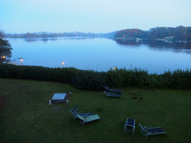 Blick über den See vom Balkon des Zimmers