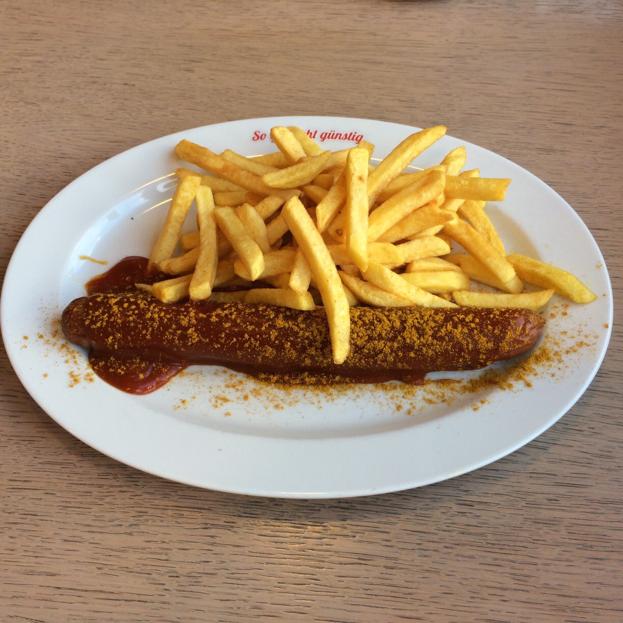 Currywurst & Pommes