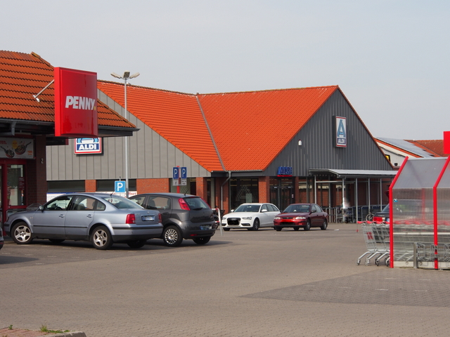 Aldi-Markt im Hintergrund