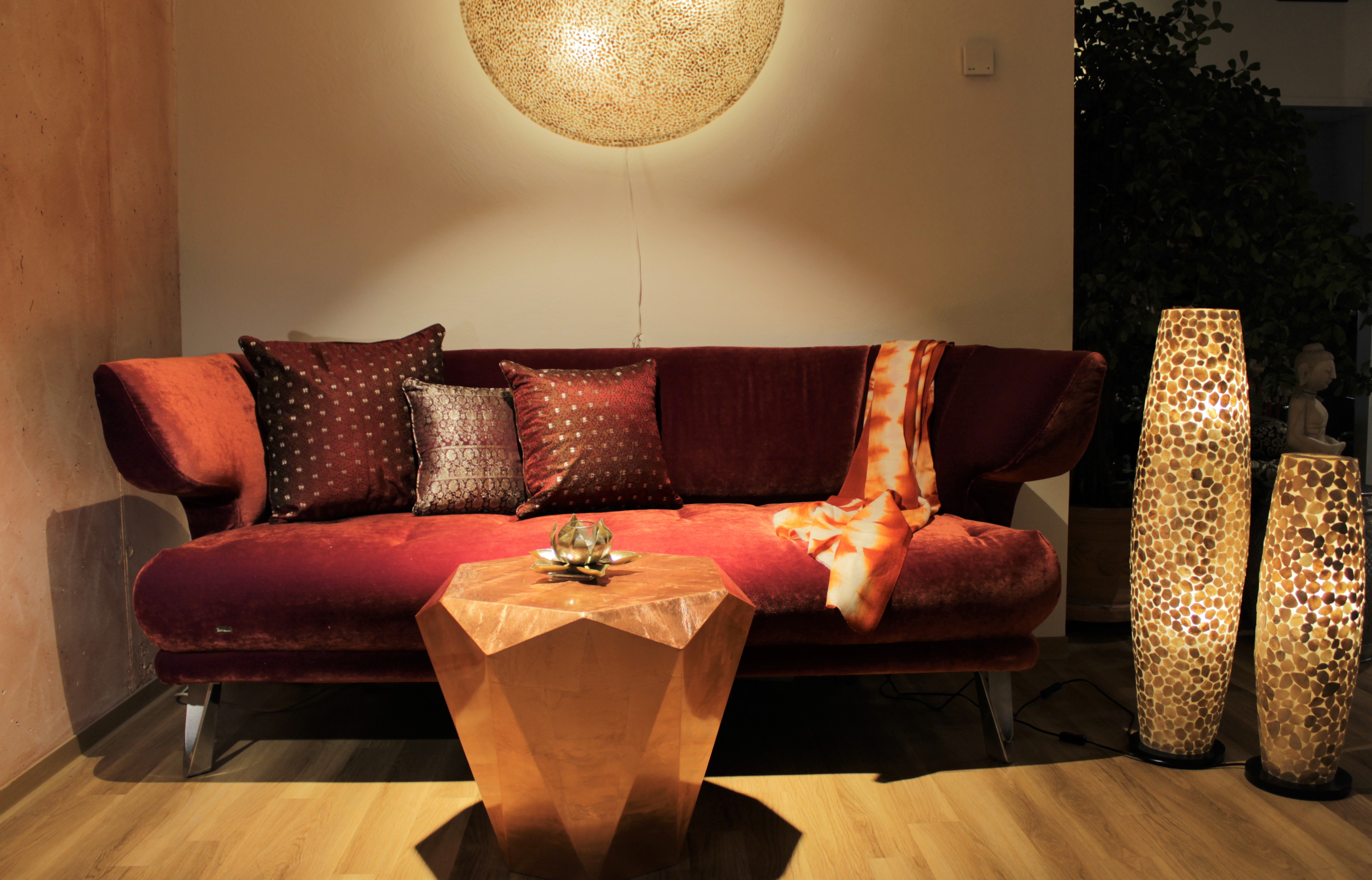 Sofa &amp; Tisch von Bretz,
Lampen aus Perlmutt
Kissen aus alten Saris