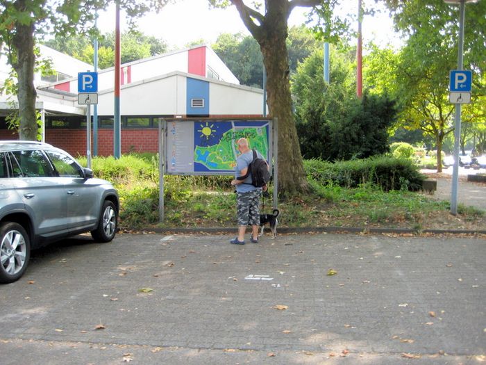 Großer kostenfreier Parkplatz...