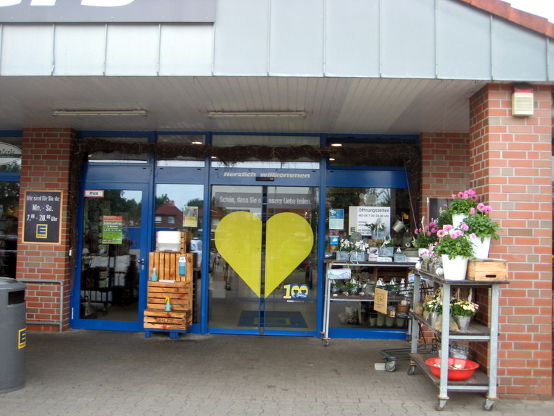 Einkaufszentrum in Barsel: 
Das Blumen und Geschenk-Geschäft  " Blumen Galerie " befindet sich links neben dem Zugang von EDEKA...