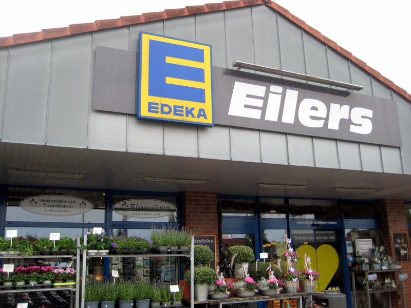 Einkaufszentrum in Barsel: 
Das Blumen und Geschenk-Geschäft  " Blumen Galerie " befindet sich links neben dem Zugang von EDEKA...