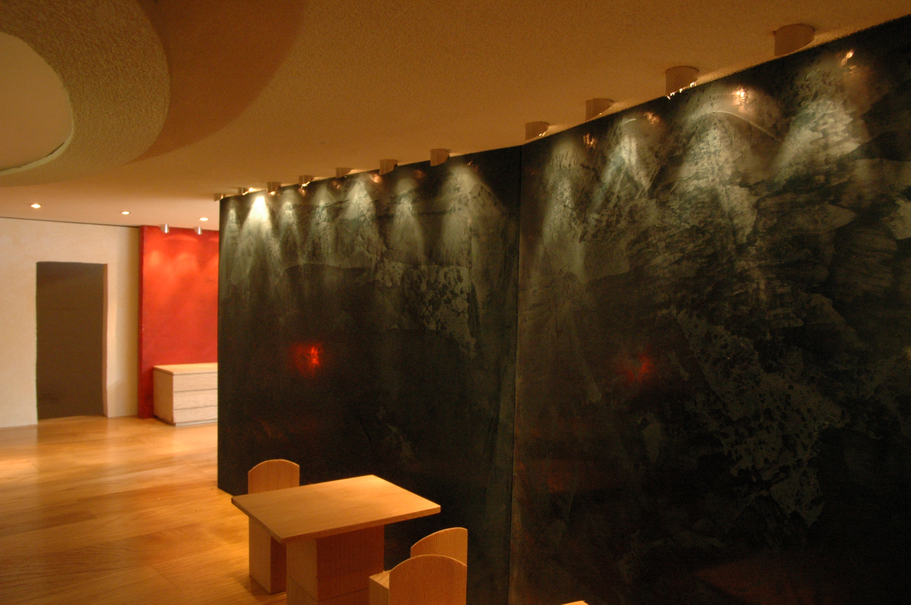 Dunkelgrüne Wand aus Kalkspachtel