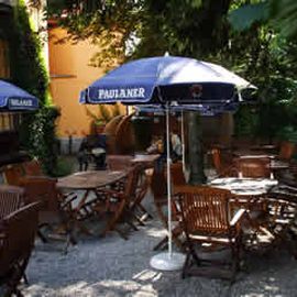 Gemütlicher Biergarten unter Kastanienbäumen, Gauting