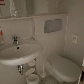 Dusche und WC im Einzelzimmer