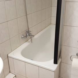 Einstieg in die Badewanne, in diesem Zimmer besonders