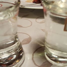 Ouzo , ein Geschenk des Hauses