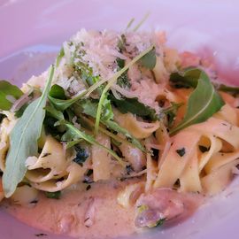 Hausgemachte Pasta mit Lachs 12,90€