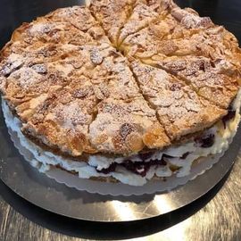 Kirsch-Sahne-Torte,miteinemHauchKirschlik&ouml;r