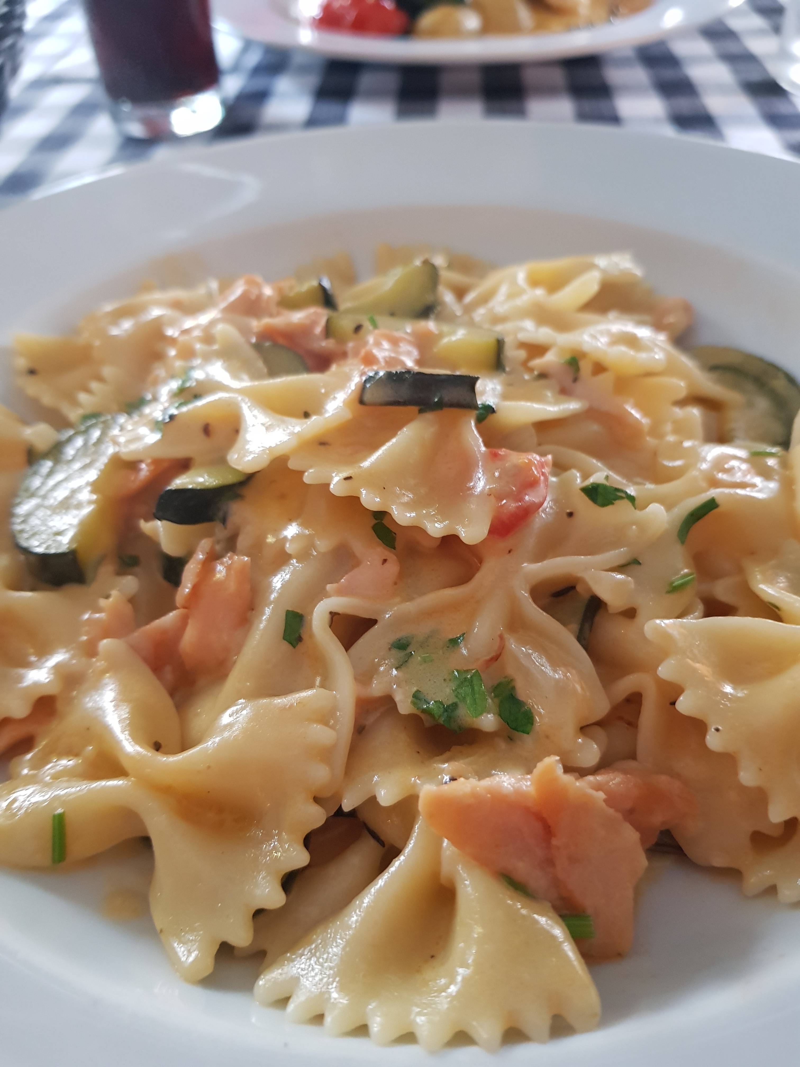 Schleifennudel mit Lachs und Zuccini