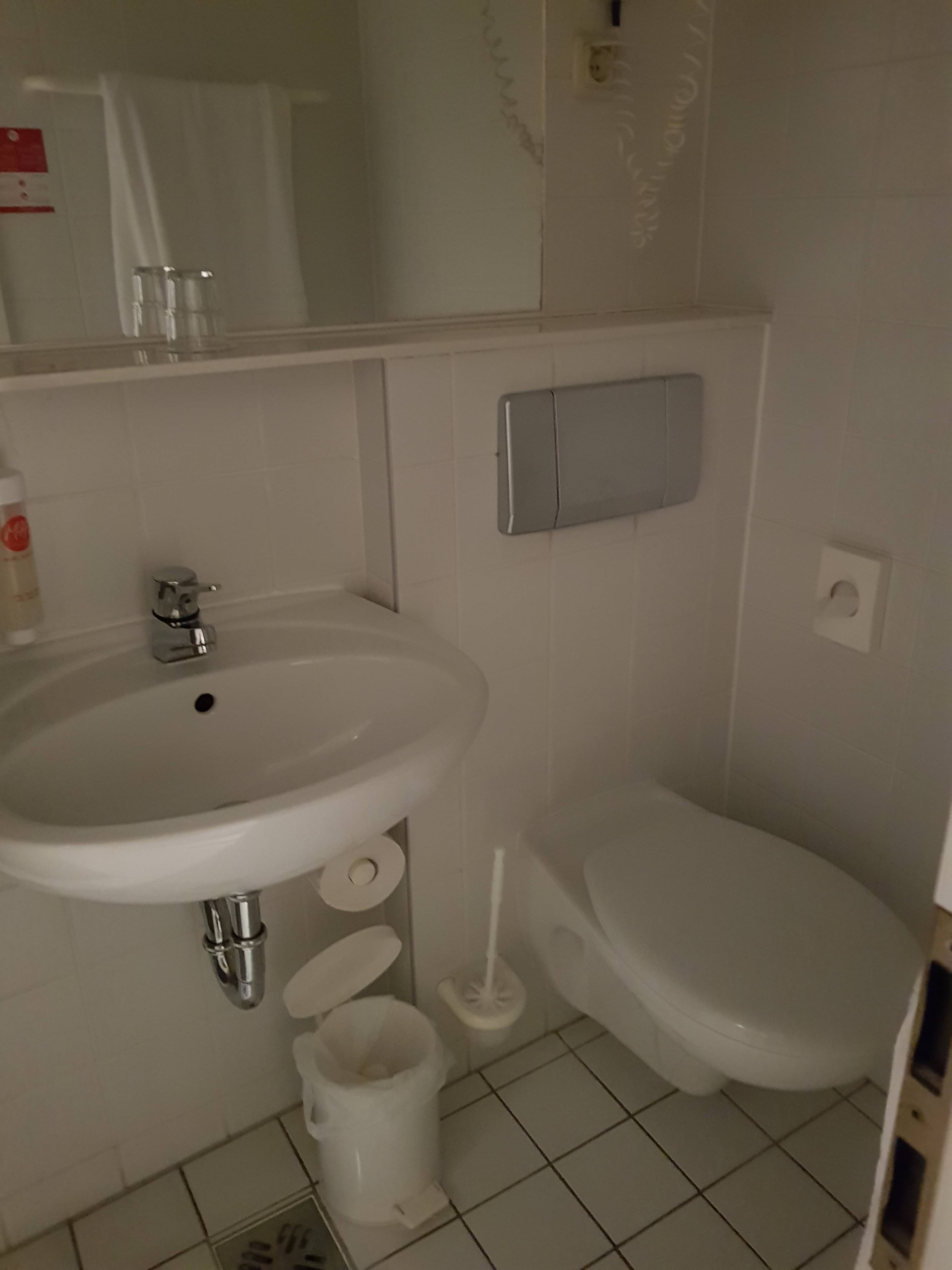 Dusche und WC im Einzelzimmer