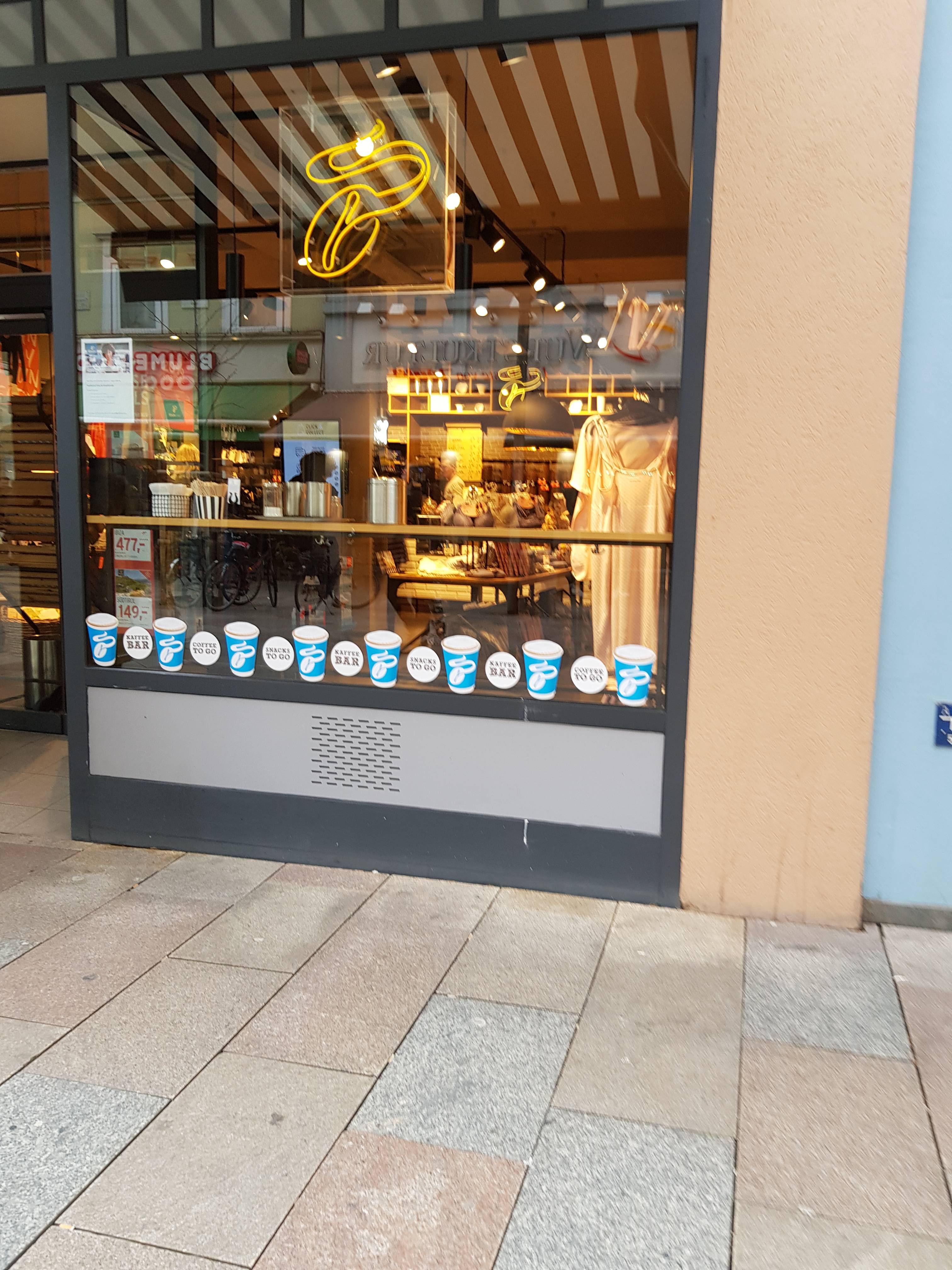 Bild 1 Tchibo Filiale mit Kaffee Bar in Göttingen
