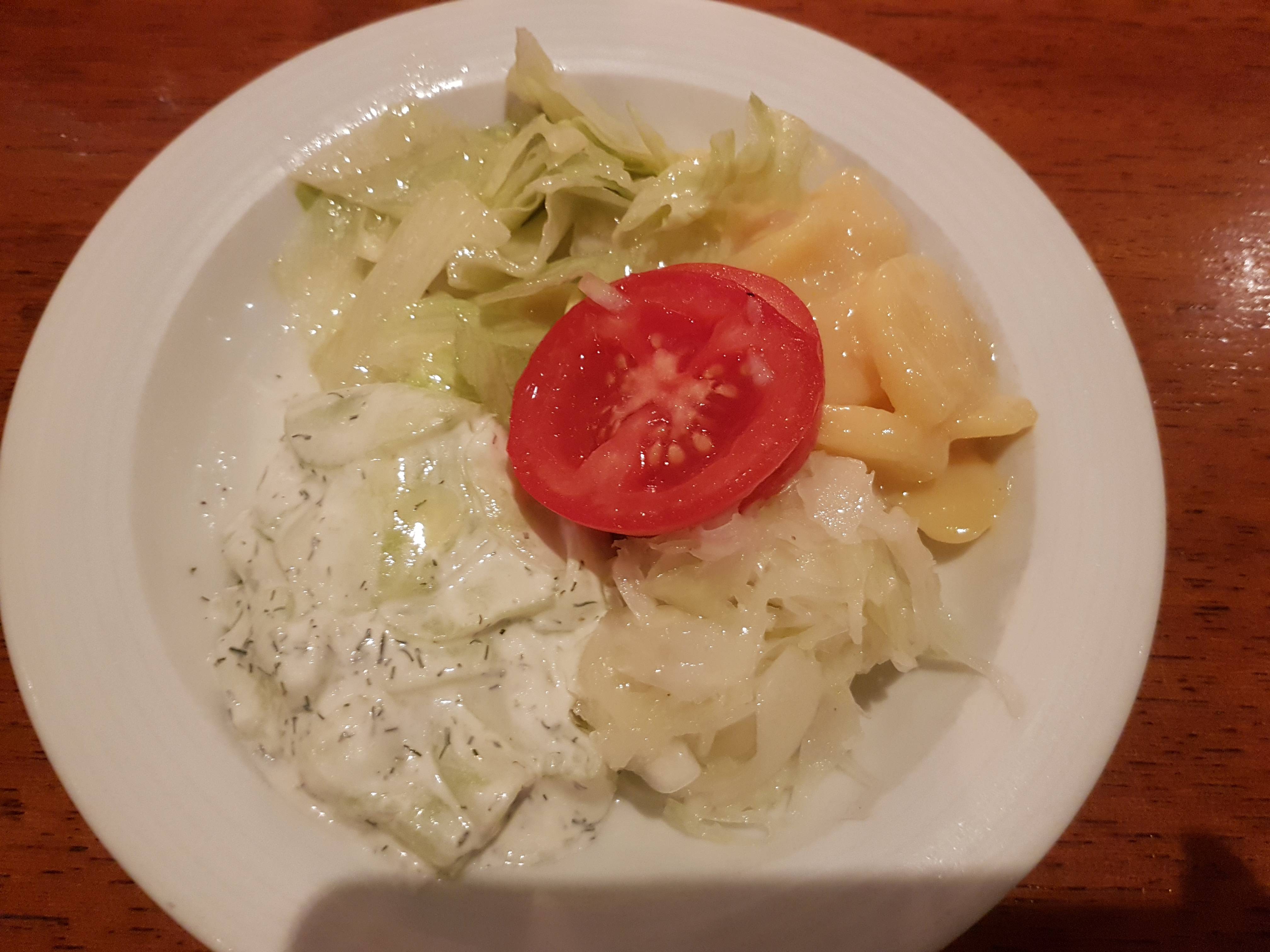 Vorspeisensalat der zu den Schnitzeln dazugehören