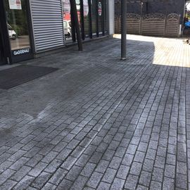Parkplatz nach maschineller Reinigung ohne Unkraut 