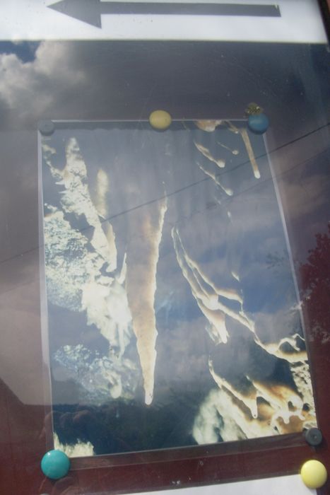 Ein Bild aus der Heinrichshöhle das draußen , am Aufstieg zum Felsenmeer hängt!