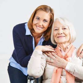 Pflegekraft mit einer älteren Dame