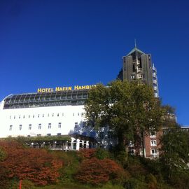 Blick von den Landungsbrücken auf’s Hotel 