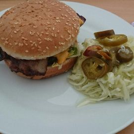 Speziell für opavati(R), Marienburger als Babyburger an Krautsalat mit Teller und Besteck
