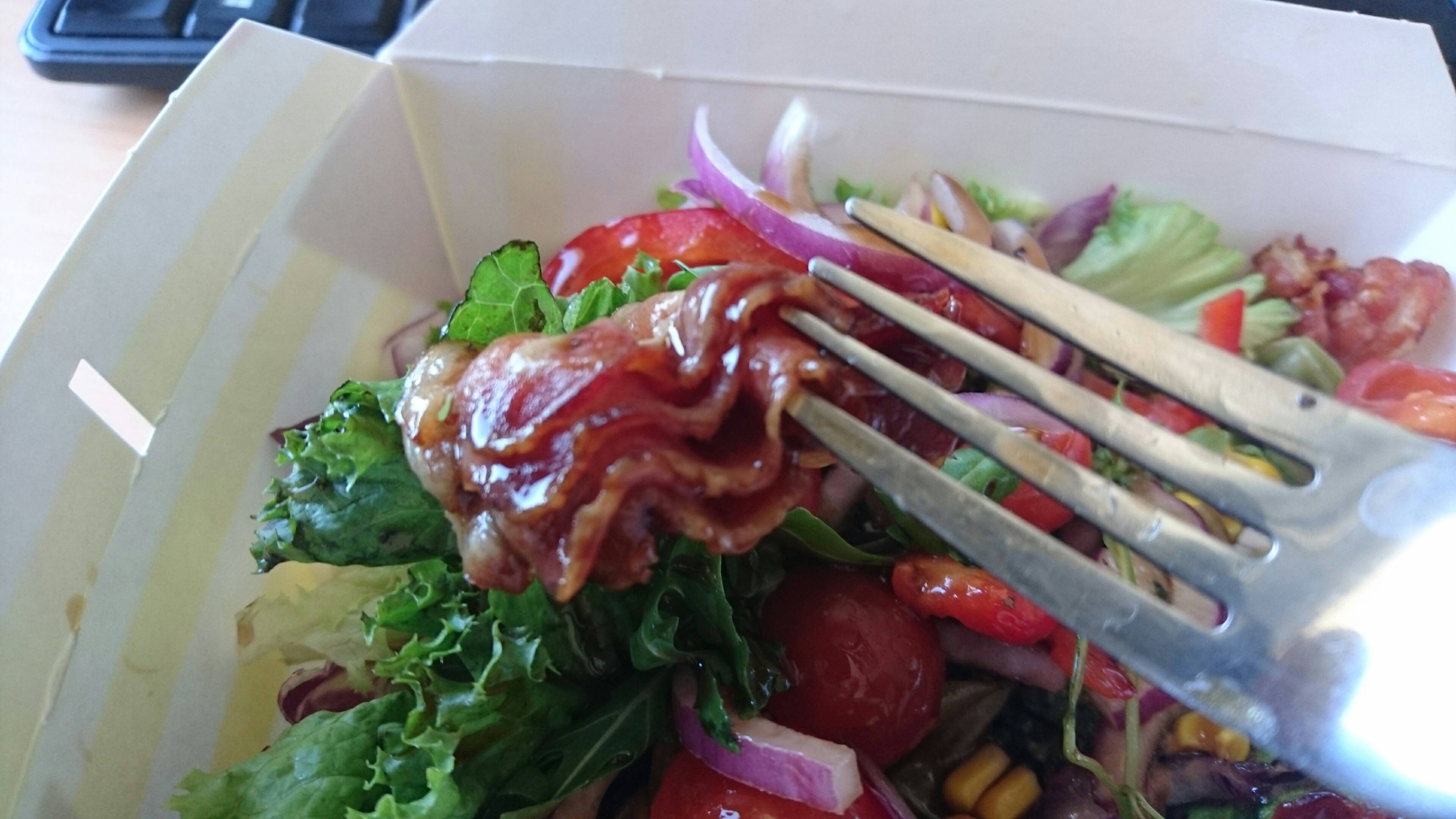 Auf der Homepage ist der Bacon locker im Salat verteilt. Hier gibt's ihn als Paket (unfrei verschickt)...