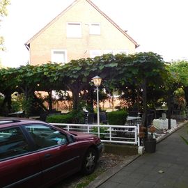 Blick vom Eingangsbereich auf den Biergarten