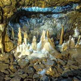 Naturhöhle mit Stalaktiten und Stalagmiten 