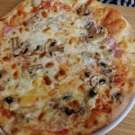 Unsere 28cm große Pizza hat 7.-€ gekostet