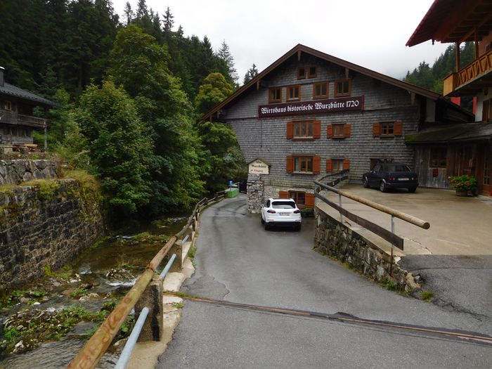 Blick auf die „Alten Wurzhütte“ mit Gebirgsbach 