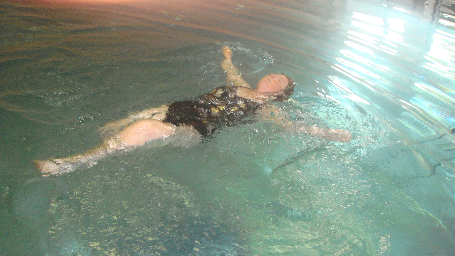 Schwimmbecken mit Gegenstromanlage und Massagedüsen