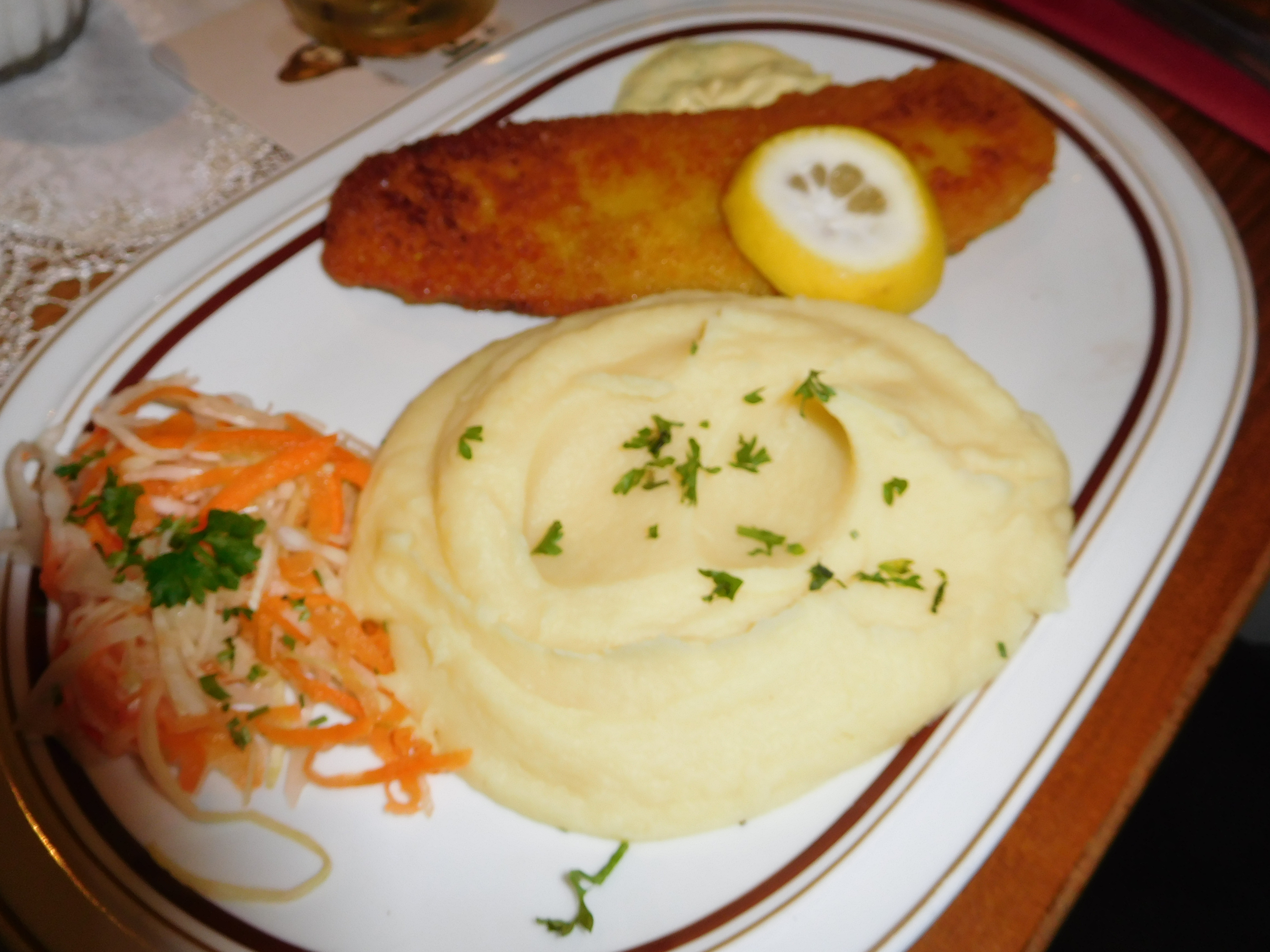 Gebratenes Fischfilet mit Kartoffelpüree und Salatbeilage