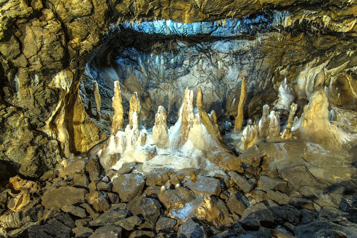 Naturhöhle mit Stalaktiten und Stalagmiten