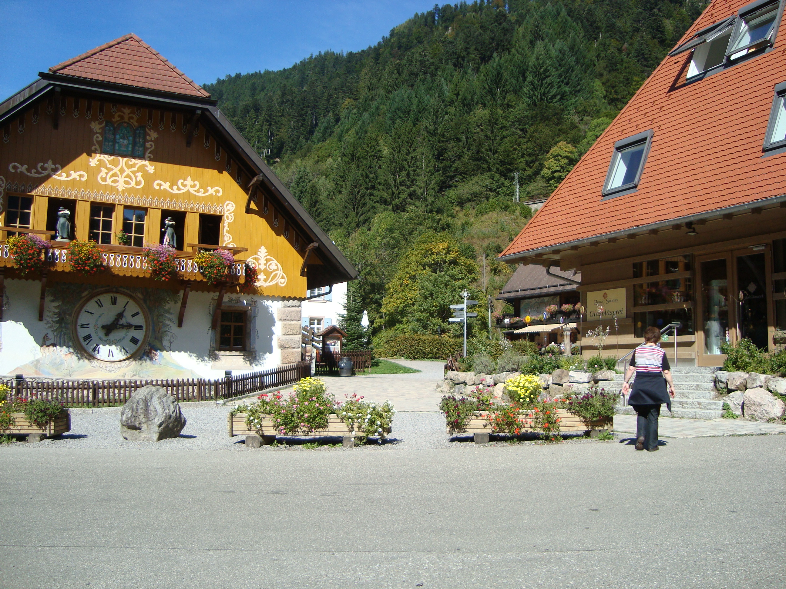 Rechts Hotel mit Restaurant und links ein Gästehaus