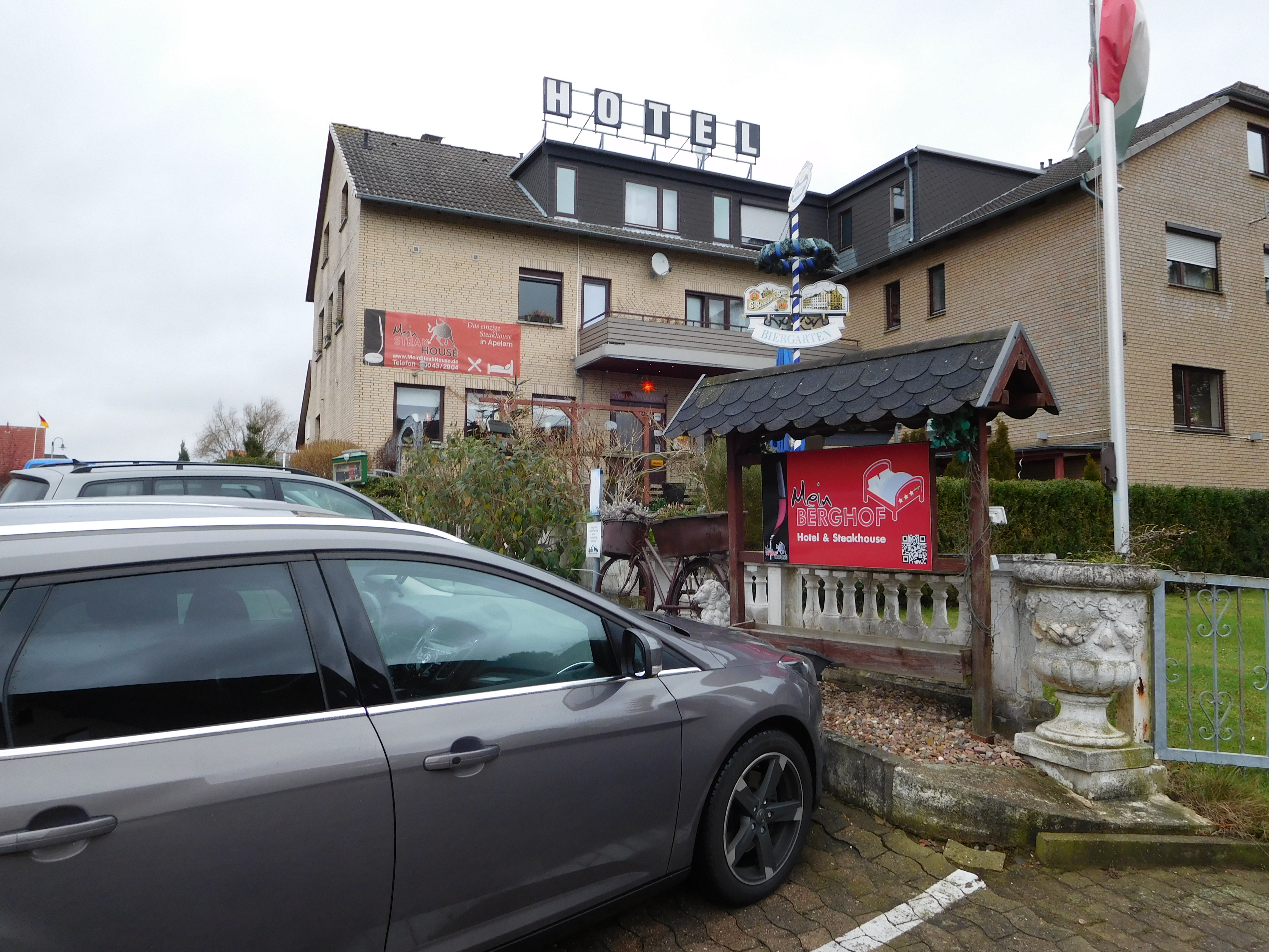 Blick auf das "Mein Berghof - Hotel &amp; Steakhouse" bei Bad Nenndorf an der A2