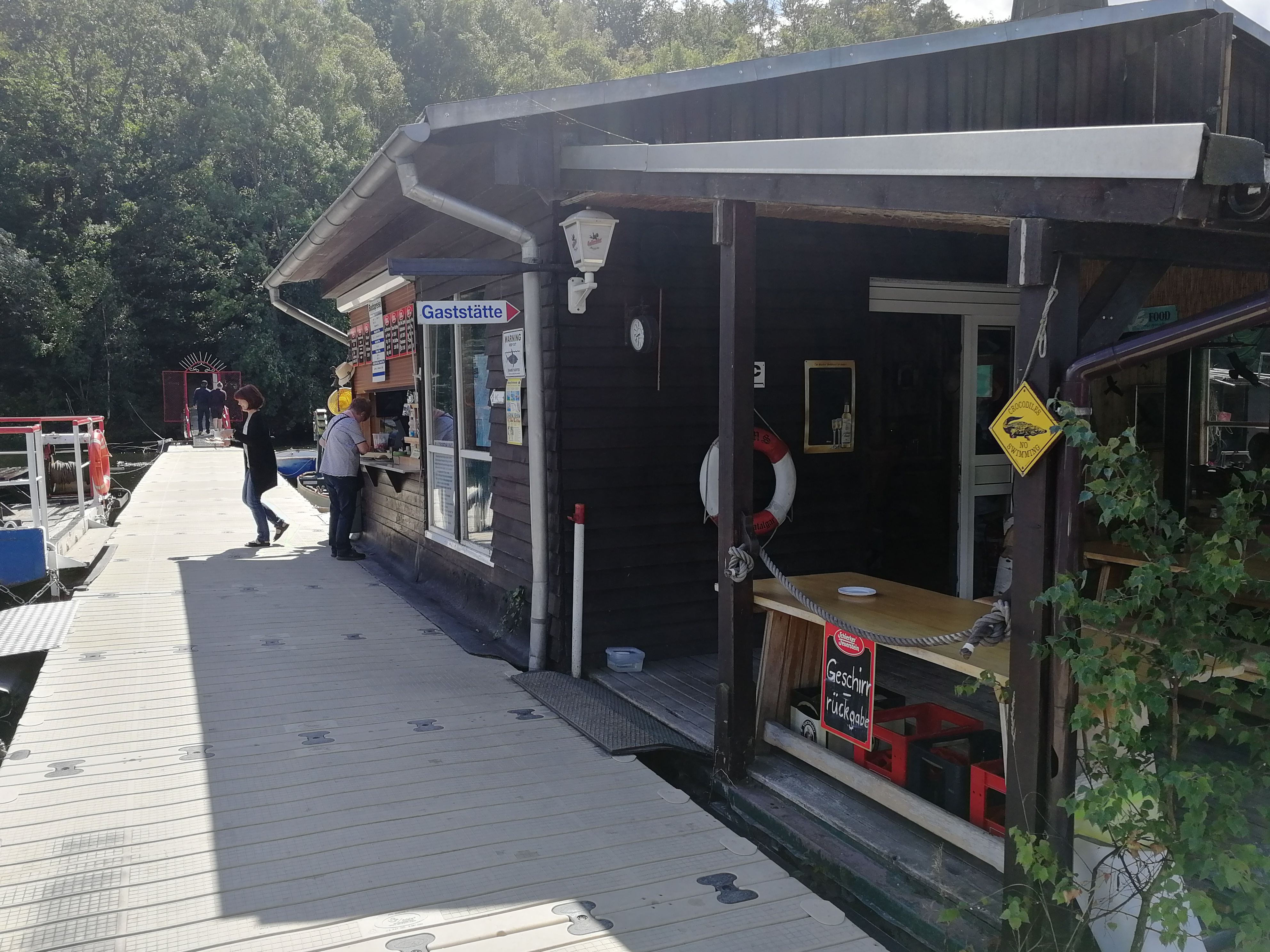 Blick auf den Kiosk und Eingang zur Schwimmende Gaststätte „Zum Hecht“