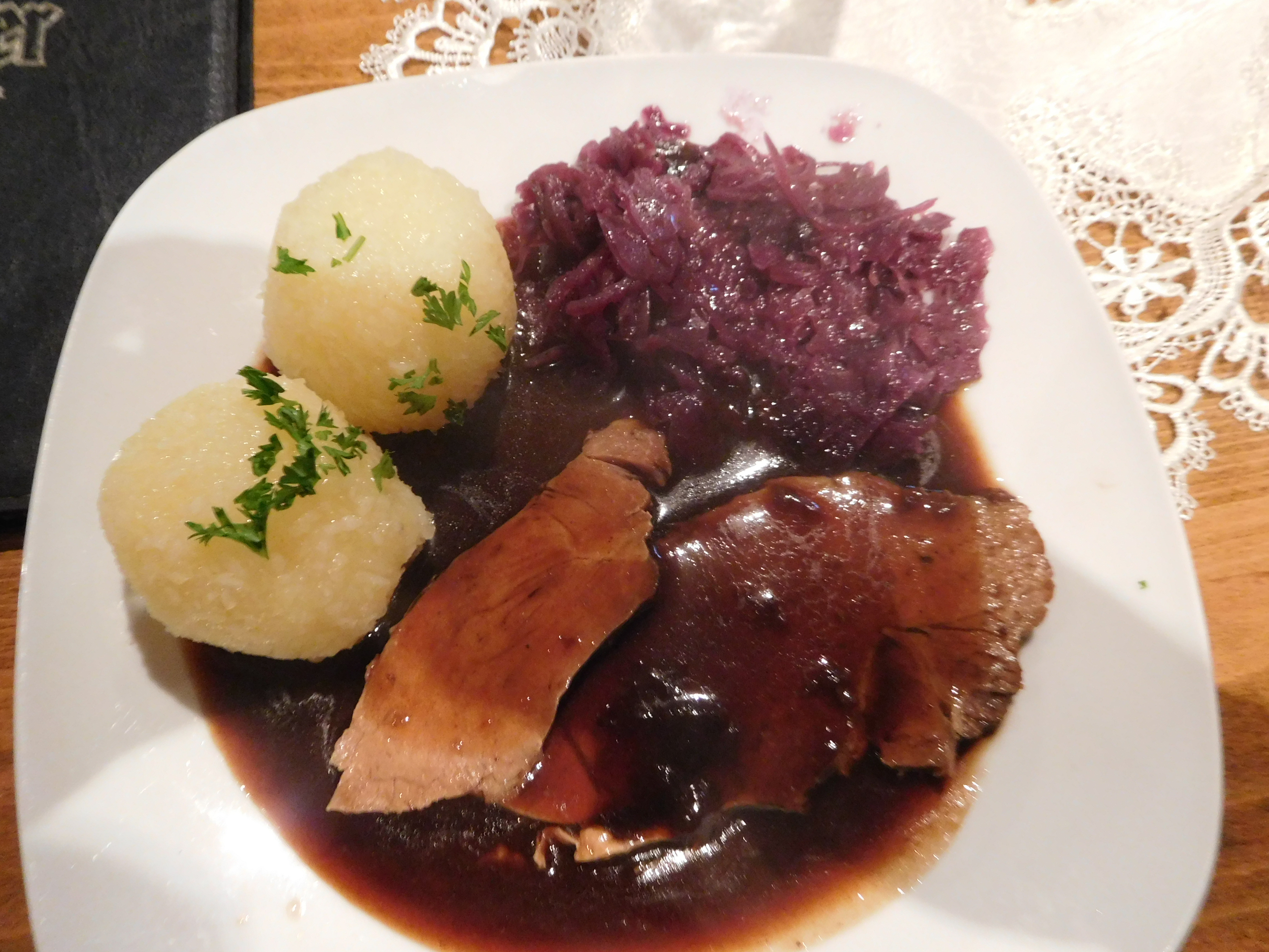 Bergsteigerbraten (würzig eingelegter Schweinebraten) Apfelrotkraut und handgerollte Kartoffelklöße