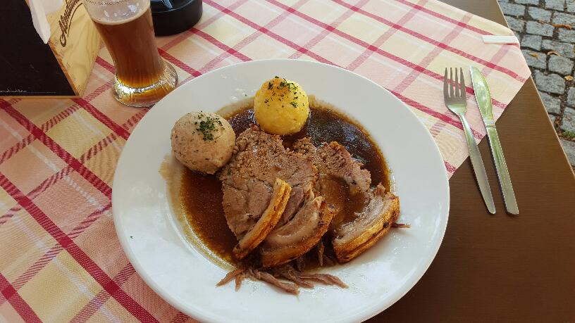 Schweine-Krustenbraten mit Knödeln und Blaugraut für 9,80€