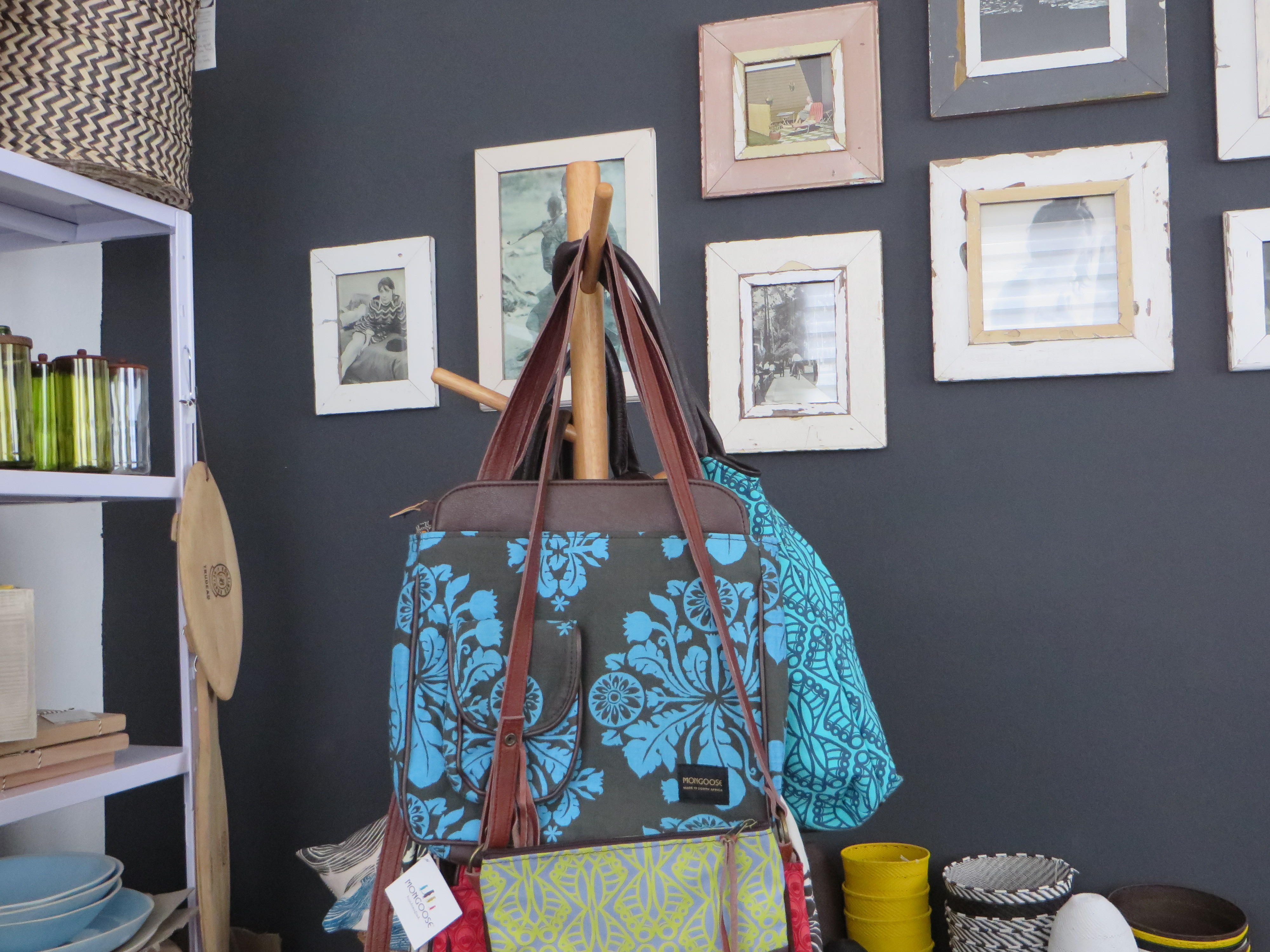 Handtaschen von Mongoose handcrafted, Bilderrahmen von Luna Designs, Borads von Benguela Trading, Telefondrahtkunst aus S&uuml;dafrika