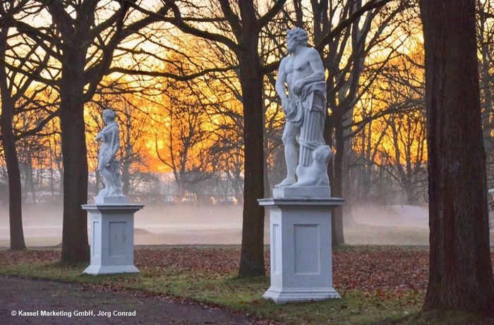 Nur wenige Schritte vom Zentrum entfernt liegt der weitläufige Landschaftsgarten Karlsaue, der zum Spazieren und Entdecken einlädt.